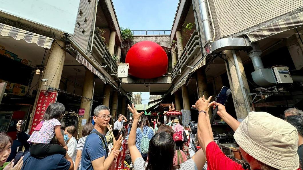 台南國華街人潮擠爆!巨大紅球現身永樂市場 歷史故事曝光