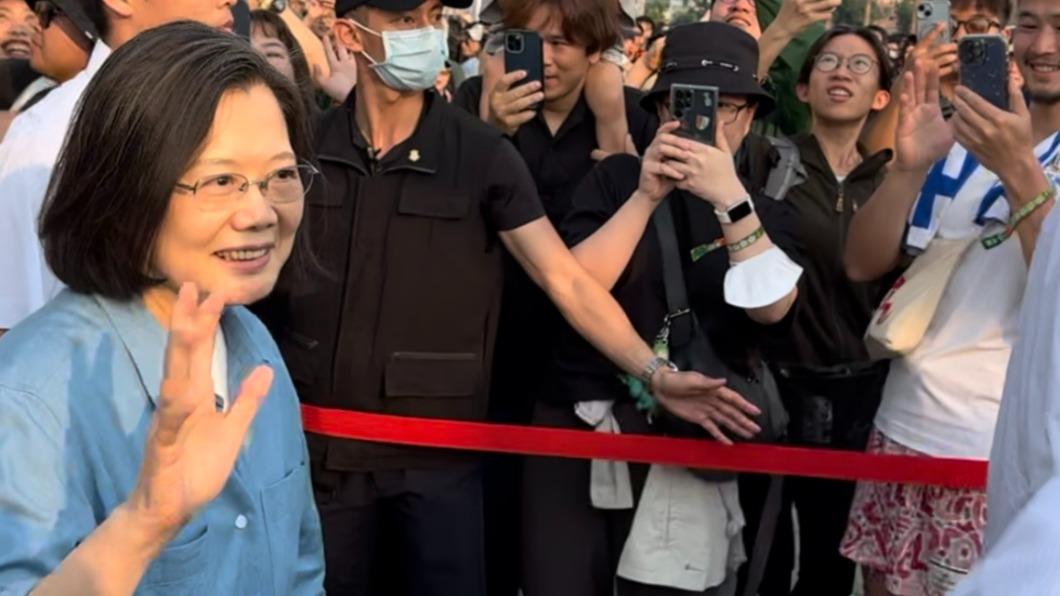 蔡英文現身「大港開唱」!台上藝人竟連珠砲狂罵 萬人暴動