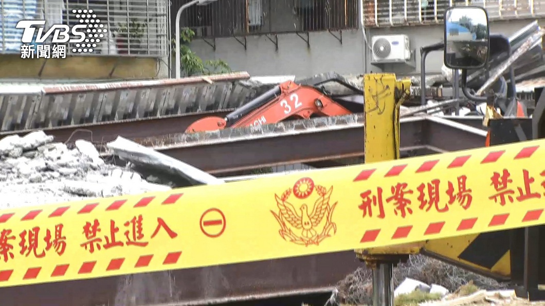 該意外造成怪手駕駛身亡。(圖/TVBS)