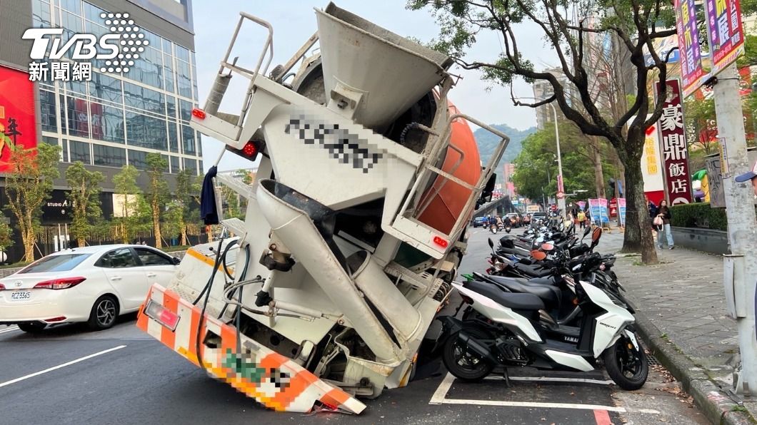 新店驚傳路面塌陷!突現2公尺天坑 水泥車「單側秒懸空」