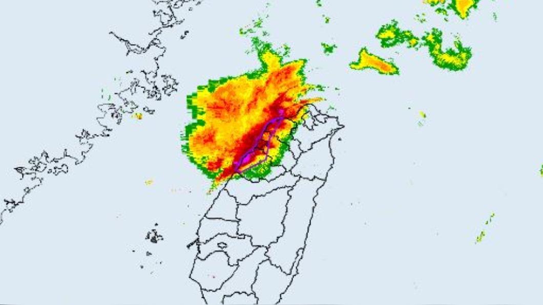大雷雨來了!「7縣市」一早狂風暴雨 鄉民被吵醒:以為颱風天