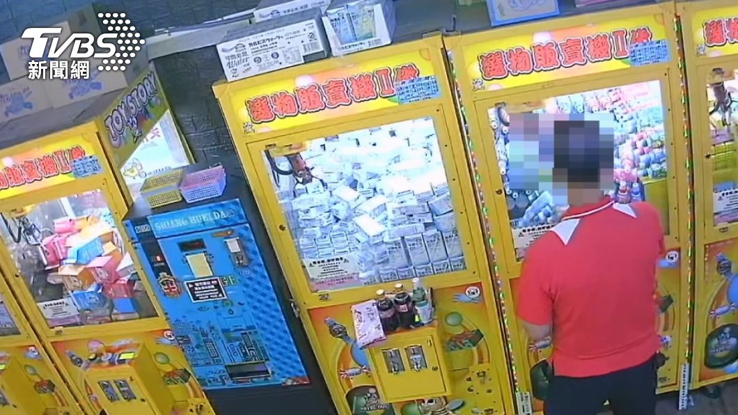 方男不斷拍打娃娃機，使機台內共2、30瓶飲料掉落。（圖／TVBS）