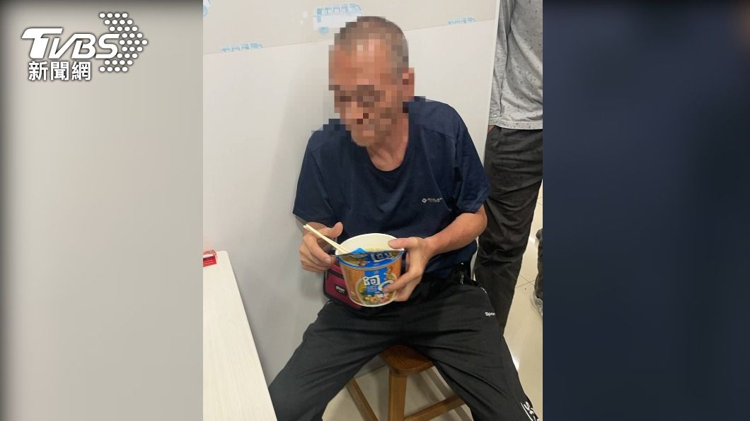 嫌犯被逮時正在另一間超商吃泡麵。(圖/TVBS)