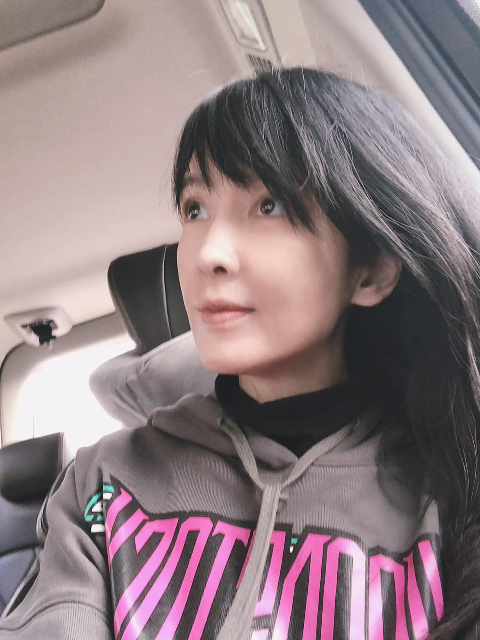 周慧敏日前曬自拍照，遭指長白髮。（圖／翻攝自周慧敏臉書）