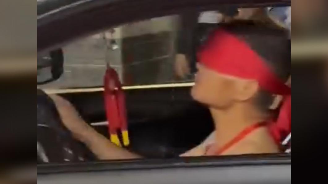 乩童眼蒙紅布開車「是神蹟」？　網怒：出事神明扛