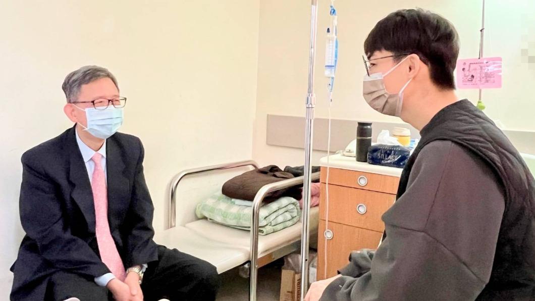 王明鉅(左)親自慰問中毒的桃園市民。(圖/桃市府提供)