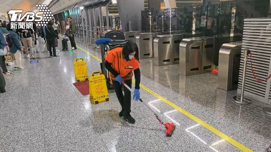 一早大雨國家門面漏水!桃機急擦地 旅客直呼太危險