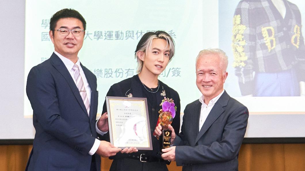 林宥嘉回母校領獎。(圖/華研國際提供)