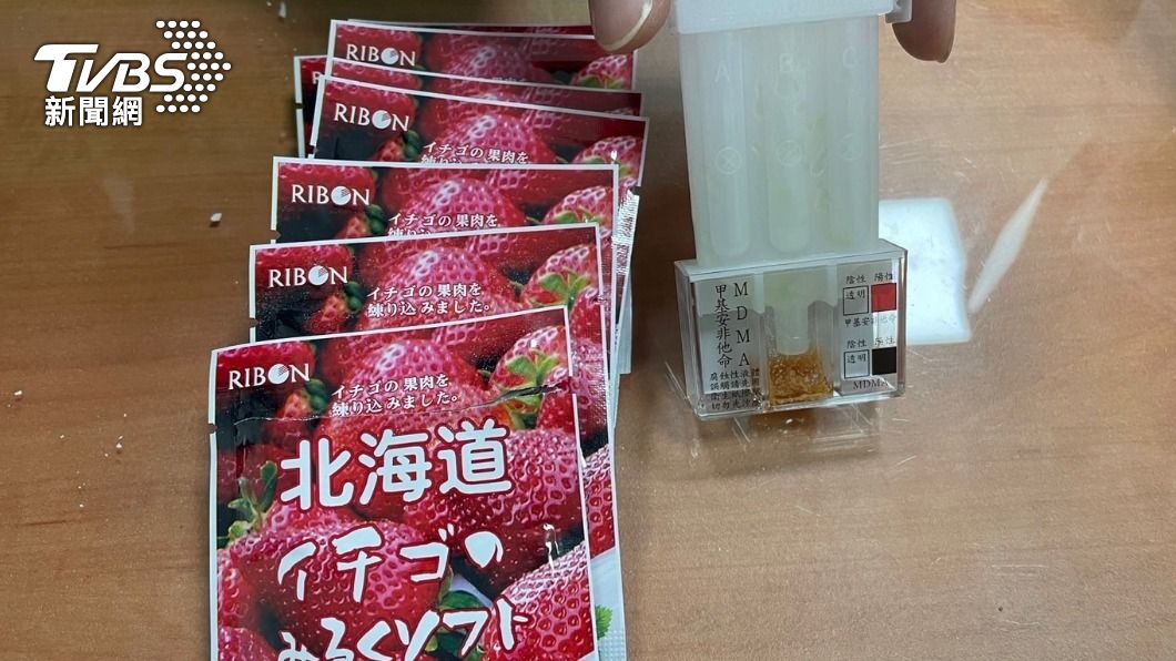 警方在男子車上搜出多包毒品。（圖／TVBS）