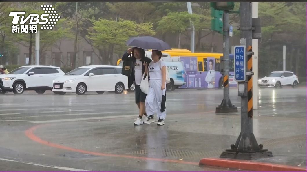 氣象署針對雙北、桃園發布雷雨預報。(圖/TVBS)