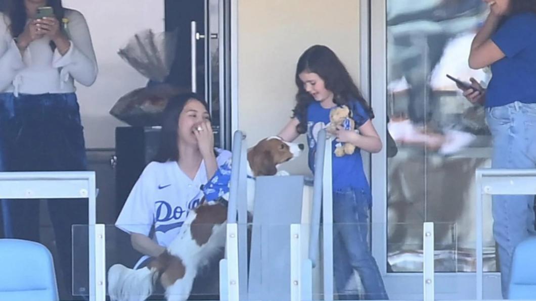 大谷妻抱愛犬觀戰 「無名指狂閃」球迷疑惑:戒指變大了?