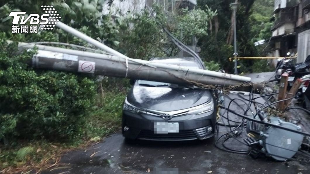 北市颳大風強降雨!士林電桿倒塌砸車 內湖樹倒民眾送醫