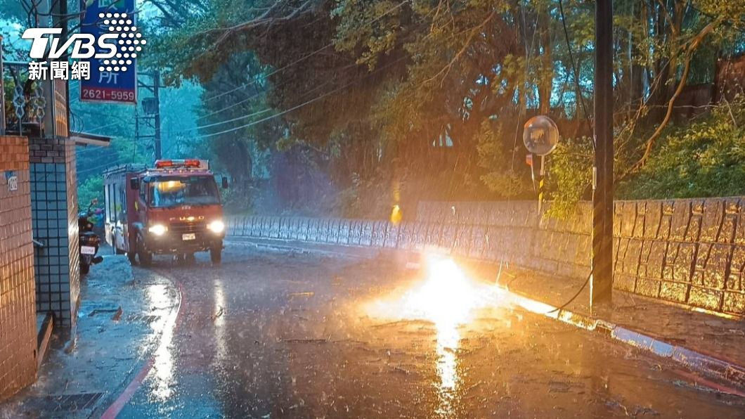 強雨狂風！淡水整排機車吹倒　電線垂落路面「狂冒火花」
