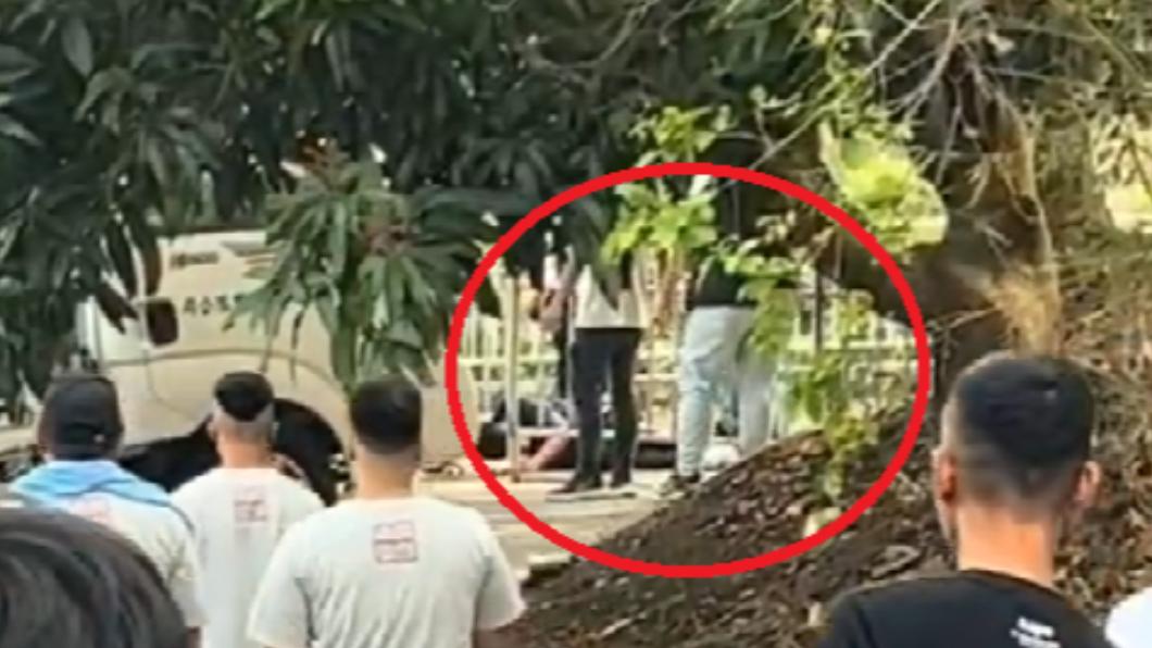 高雄廟會驚爆衝突!少年疑遭電擊棒虐待倒地 警方出手了