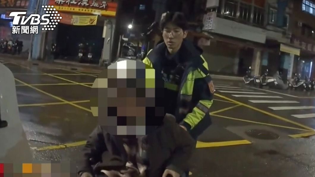 找不到好友家…輪椅翁徘徊馬路 民眾心疼報案警護送回家