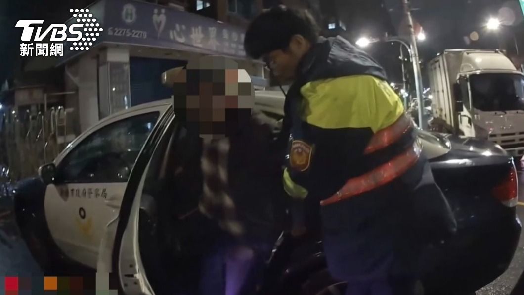 老翁找不到朋友家才在路上徘徊。(圖/TVBS)