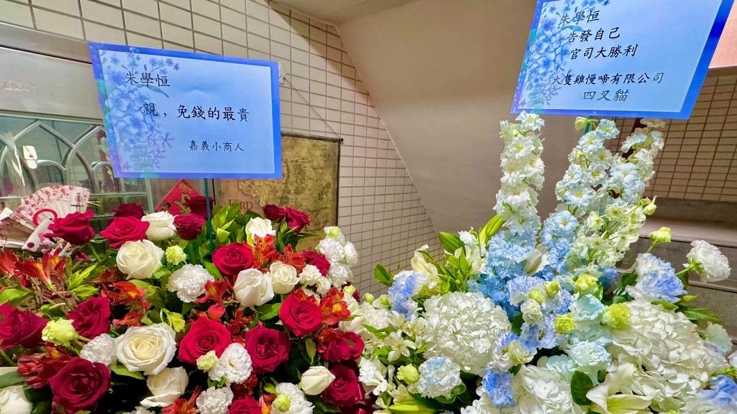四叉貓和小商人昨皆送上花籃。（圖／翻攝自四叉貓臉書）