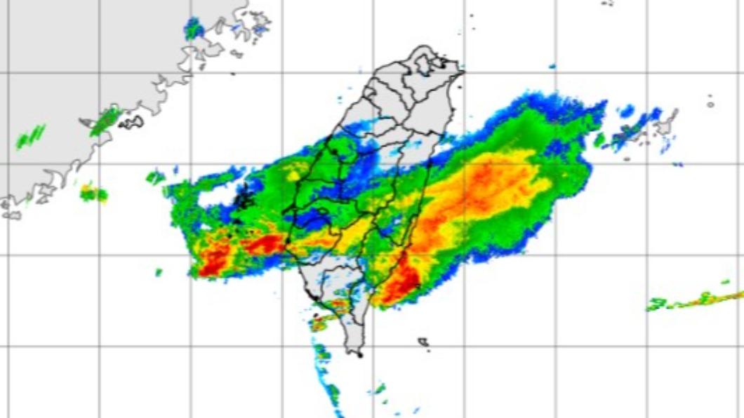 清明連假再變天!16縣市大雨特報 雨彈轟炸「腰斬台灣」