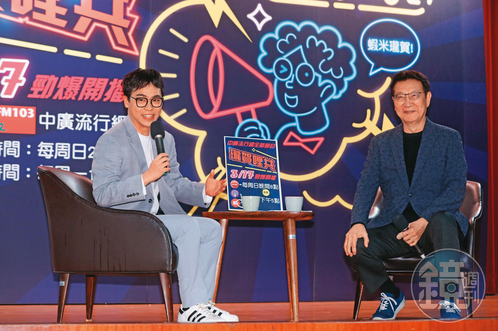 賀瓏（左）回歸傳統媒體，和趙少康（右）合作，在中廣主持廣播節目。（圖／鏡週刊）