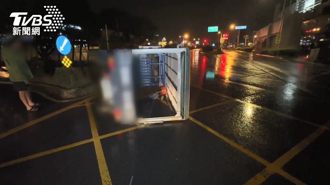 狂風暴雨! 美髮店招牌遭吹落砸中2車頂