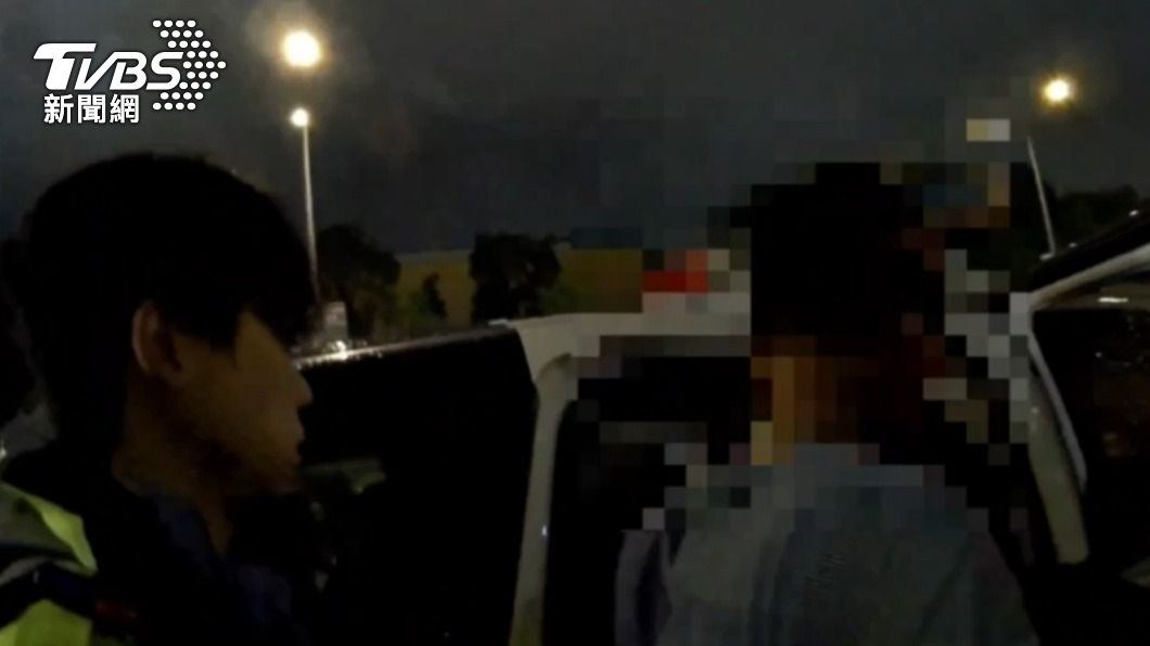 酒醉的林男被警方帶回保護管束。(圖/TVBS)