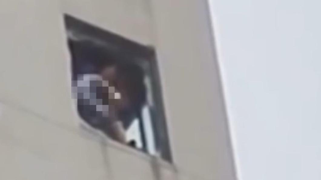 陸媳菜刀瘋砍婆婆！家中突抓狂　沾血手抱兒「22樓秒扔下」