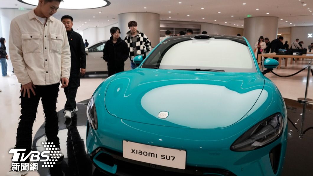 小米跨界推出電動車SU7,一開賣吸引大批訂單炒熱話題。(圖/達志影像美聯社)
