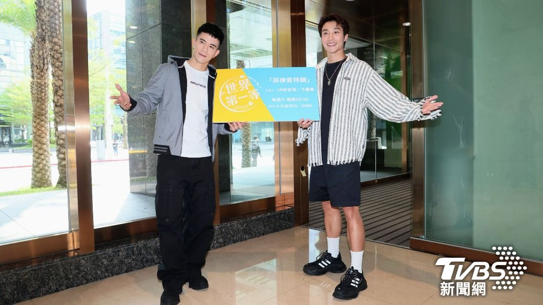 JR紀言愷在錄影過程不斷提醒卞慶華注意安全。(圖/趙世平攝)