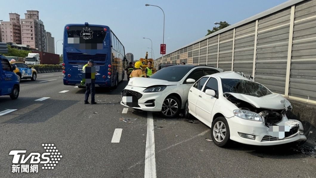 國一中正交流道遊覽車恍神往前撞 轎車扭曲變形3人急送醫