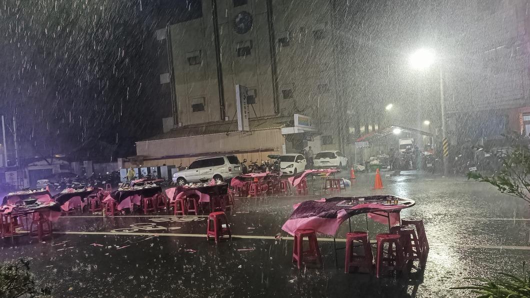 辦桌吃一半風雨狂炸桌椅翻 台南嬤淡定撐傘吃「流水席」