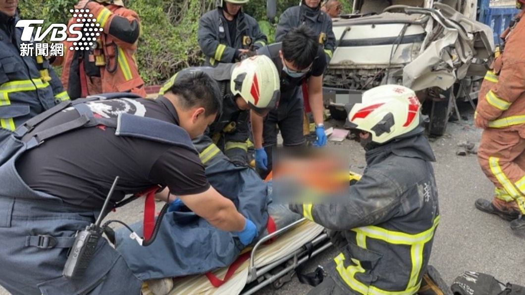 對撞聯結車!林口小貨車車頭變形 駕駛骨折脫困送醫