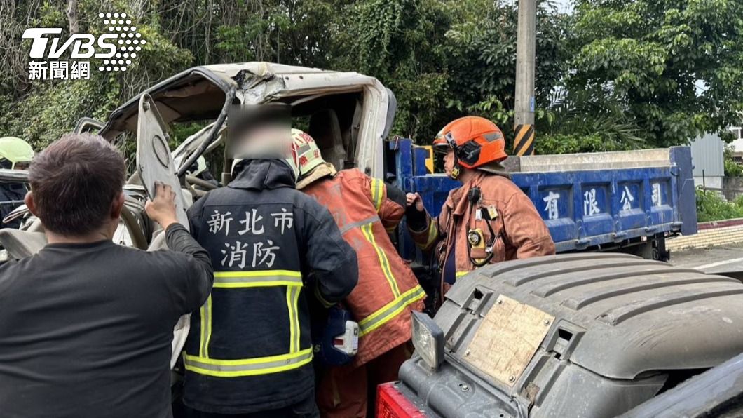 小貨車與聯結車碰撞。(圖/TVBS)
