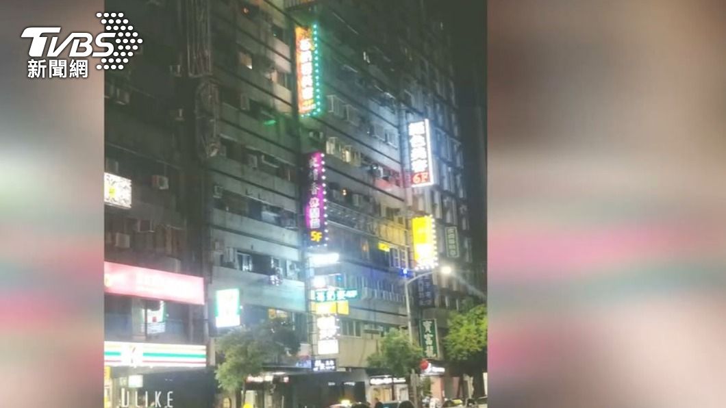 高雄「情色大樓」2越南女輪流服務8男 5嫖客在排隊被警抄