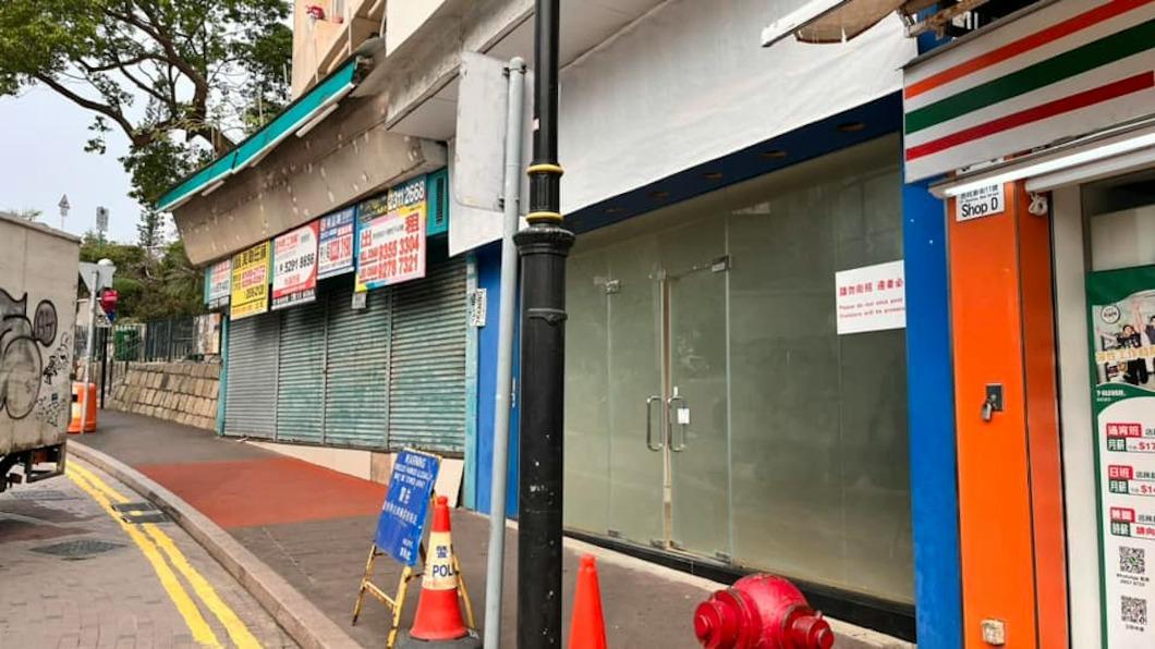 赤柱街上不少店家已經倒閉。(圖/翻攝自臉書「全港店舖執笠結業消息關注組」)