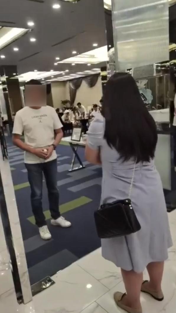 謝華光在黃明志告別式開直播,現場有不少人。(圖/翻攝自謝華光臉書)