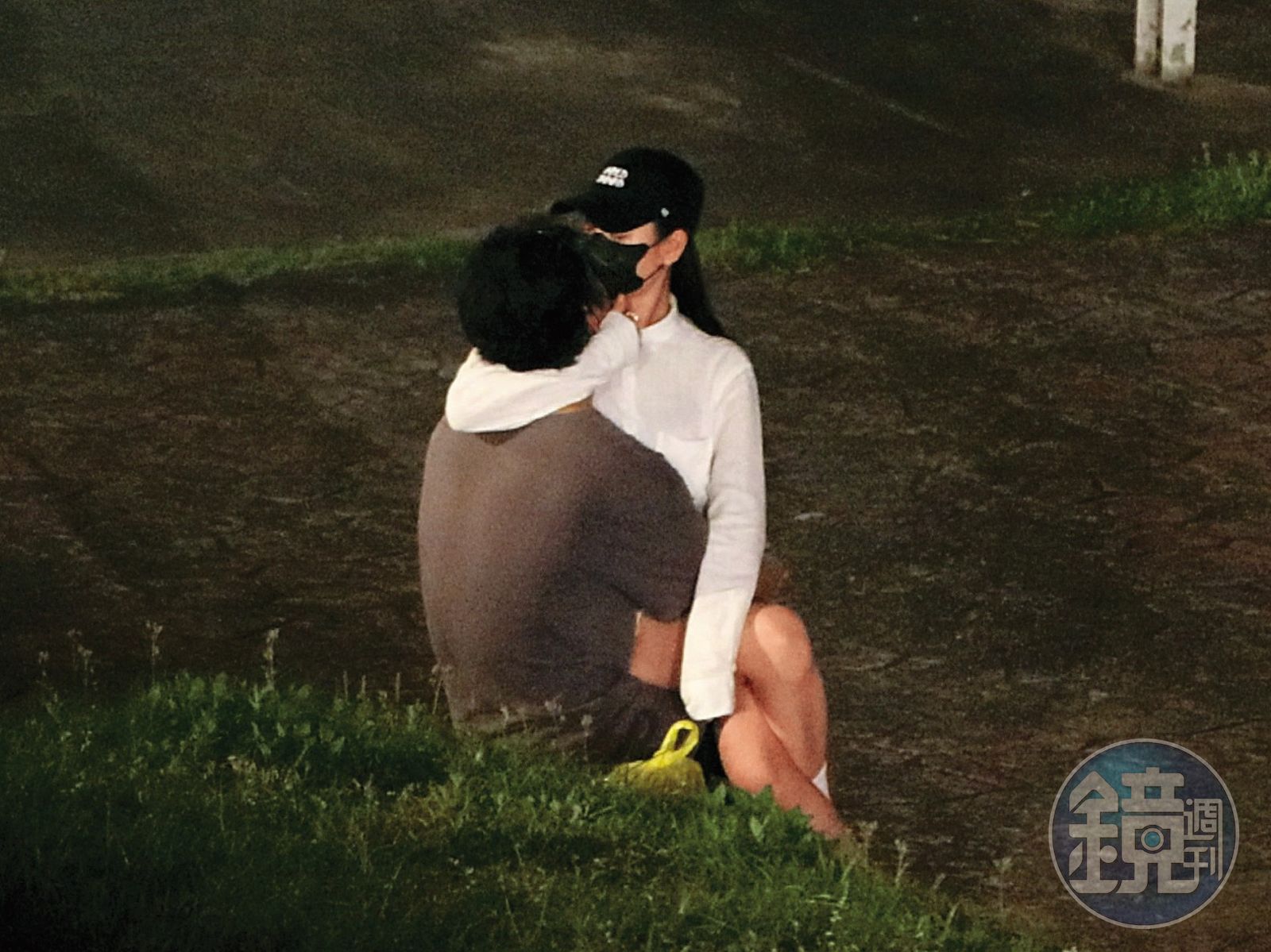 3月28日23：20，吳卓源偶包很重，即使從頭到尾都沒脫下口罩，還是要和朱軒洋隔罩熱吻。（圖／鏡週刊）