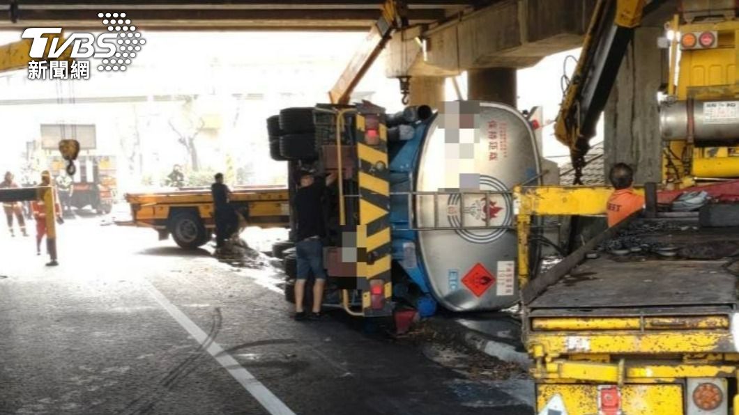 彰化油罐車下匝道90度側翻 柴油漏滿地、駕駛受傷