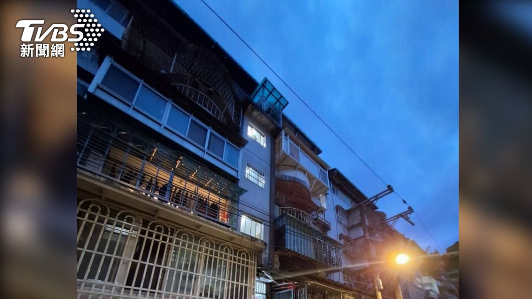 失足?新店男5樓陽台講電話 下秒突墜樓「頭重創慘死」