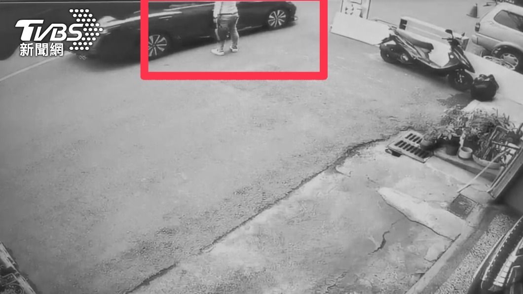 廖男上車坐上副駕駛座準備交易。(圖/TVBS)