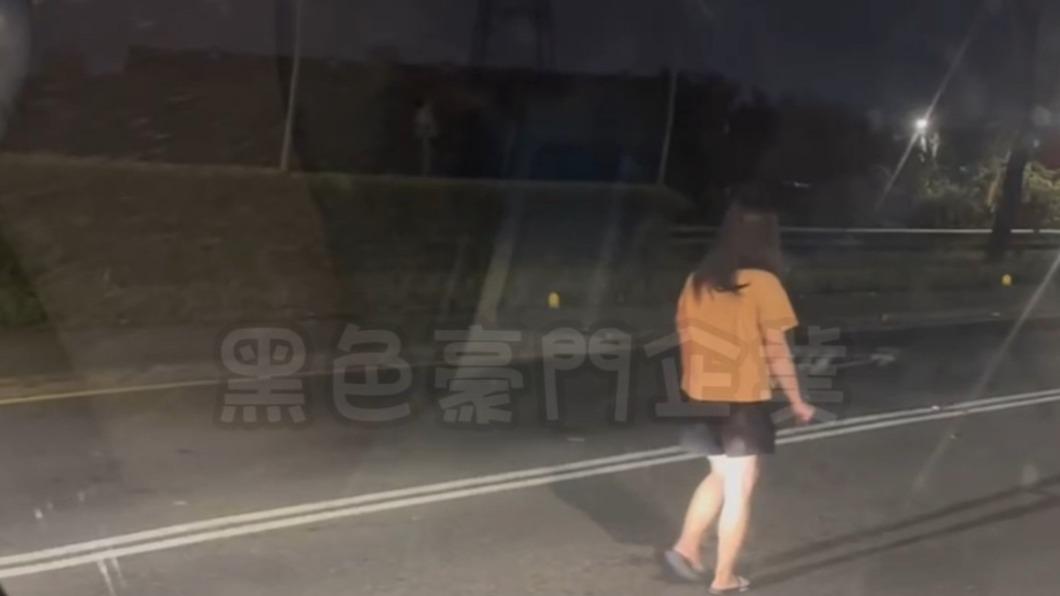 情傷短褲妹路中央「緩慢散步」　水泥車擦身而過驚險畫面曝