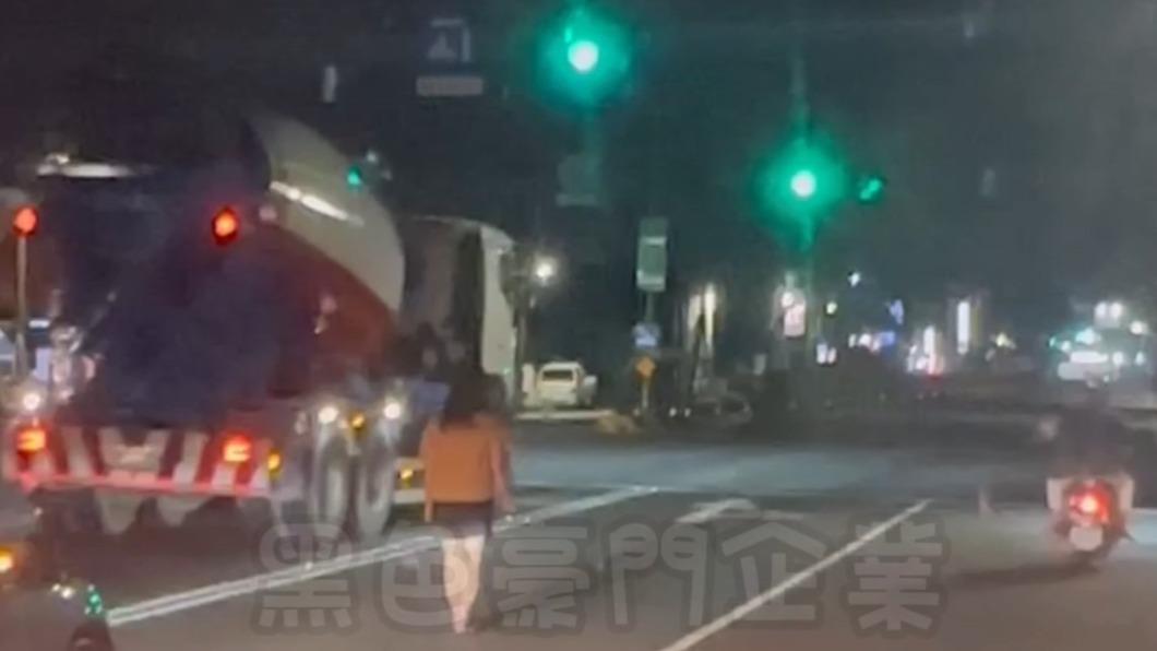 一輛大型水泥車從旁擦身而過，驚險畫面讓人看了冷汗直流。（圖／翻攝自黑色豪門）