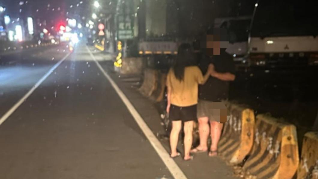 一名黑衣男子握著她的手像是在與她溝通。（圖／翻攝自黑色豪門）