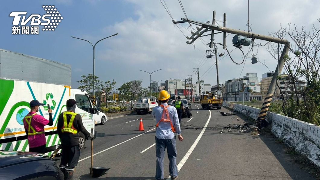 快訊/台南駕駛恍神自撞電杆「凹成7字形」 車頭毀爛釀停電