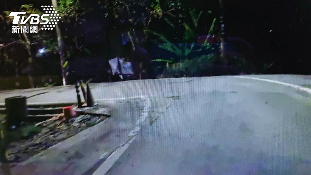 林男晚間19時許自行騎著摩托車行經大寮區的江山路。(圖/TVBS)