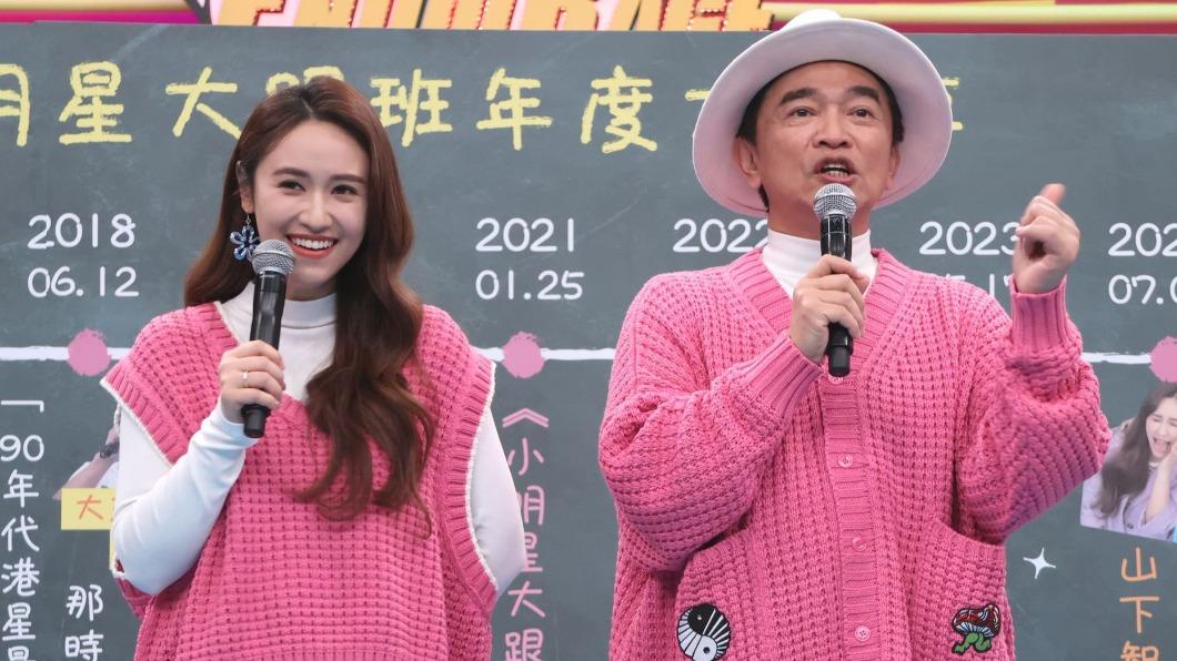 吳宗憲(右)和女兒吳姍儒主持節目已8年。(圖/中天提供)