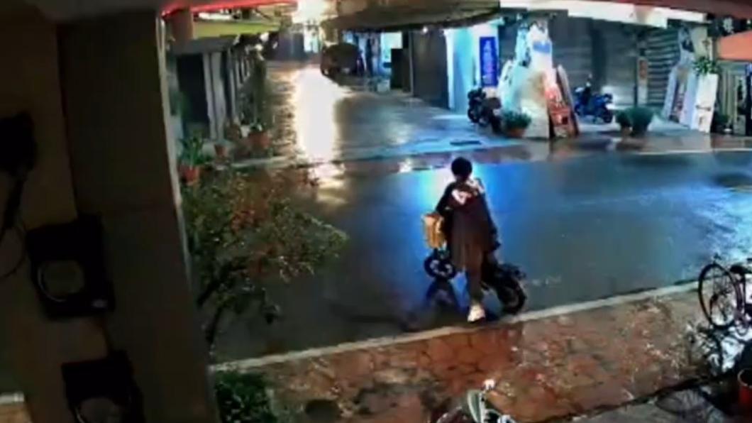 倪男隨機推倒機車。（圖／翻攝自斗六人社交圈）