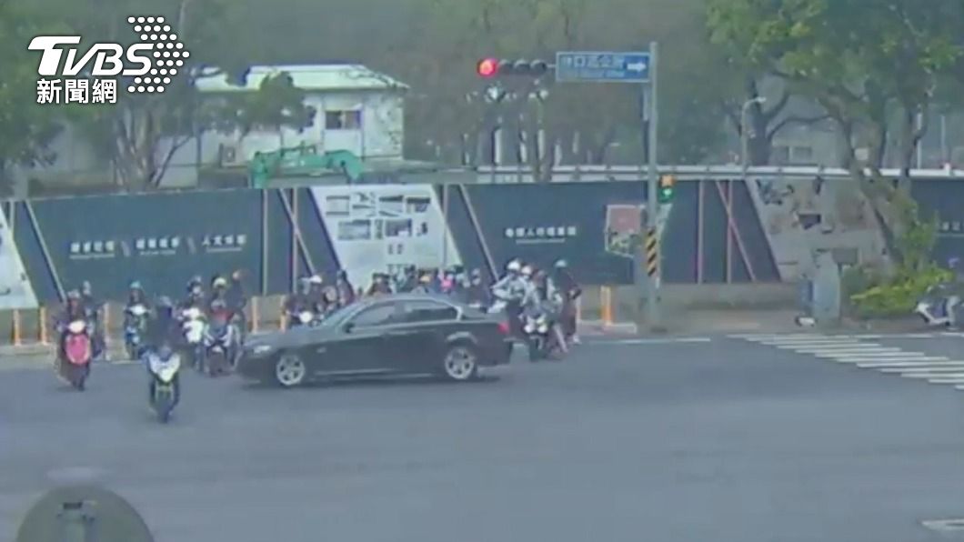 BMW轎車闖紅燈撞飛2輛雙載機車,造成4人受傷送醫。(圖/TVBS)