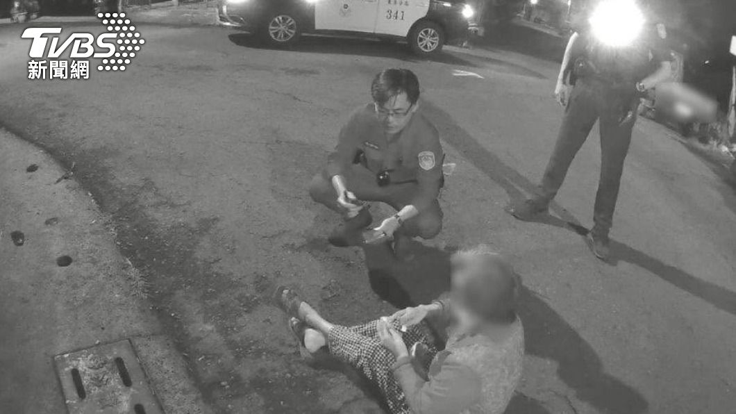 員警獲報後立即前往關心。（圖／TVBS）