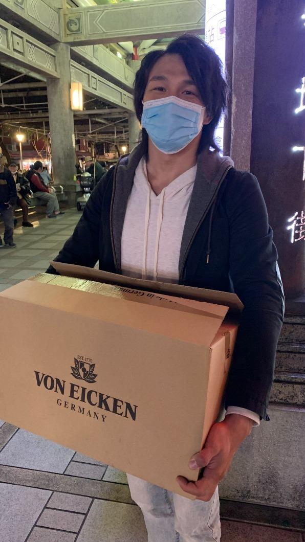 陳凡騏買物資給街友。(圖/大海娛樂提供)