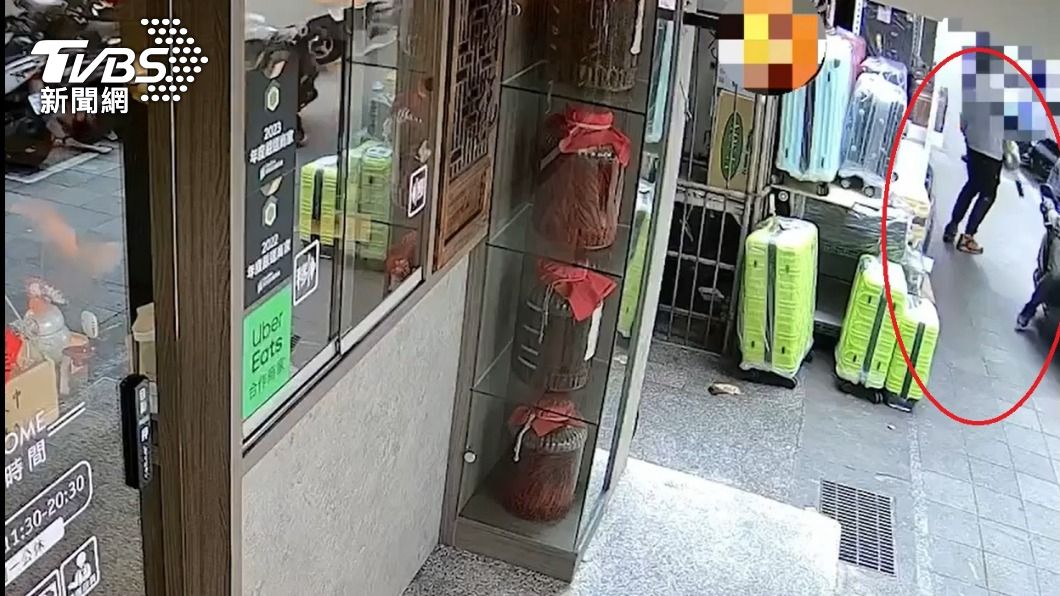 詹男刻意擦撞機車騎士,再將手機丟在地上,藉由假車禍向騎士詐財。(圖/TVBS)